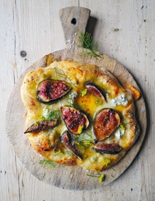 pizzette met vijg, gorgonzola en venkelbloemen