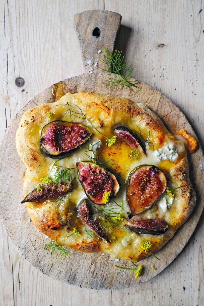 pizzette met vijg, gorgonzola en venkelbloemen