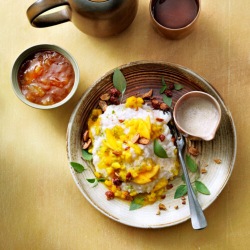 sticky kokosrijst met mango, mangochutney en limoen