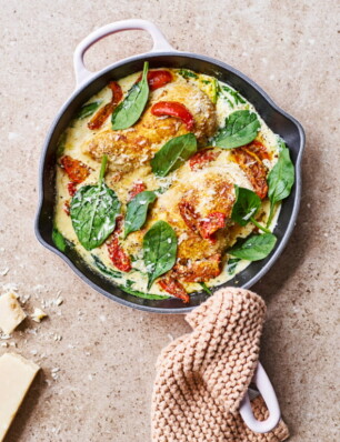 kip in parmezaanroomsaus met spinazie en zongedroogde tomaatjes