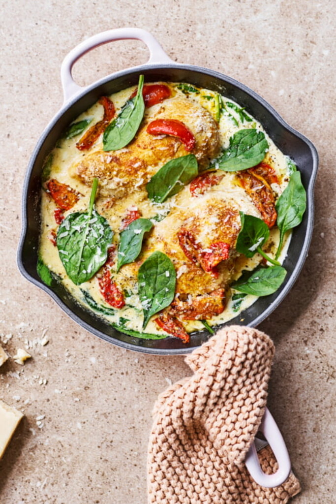 kip in parmezaanroomsaus met spinazie en zongedroogde tomaatjes