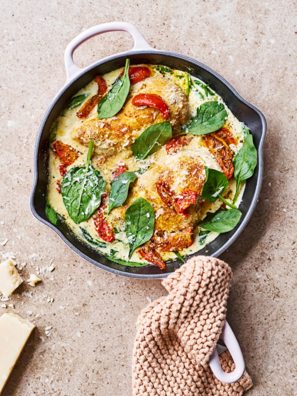 kip in parmezaanroomsaus met spinazie en zongedroogde tomaatjes