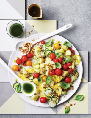 aardappelsalade met tomaatjes, courgette en basilicumolie