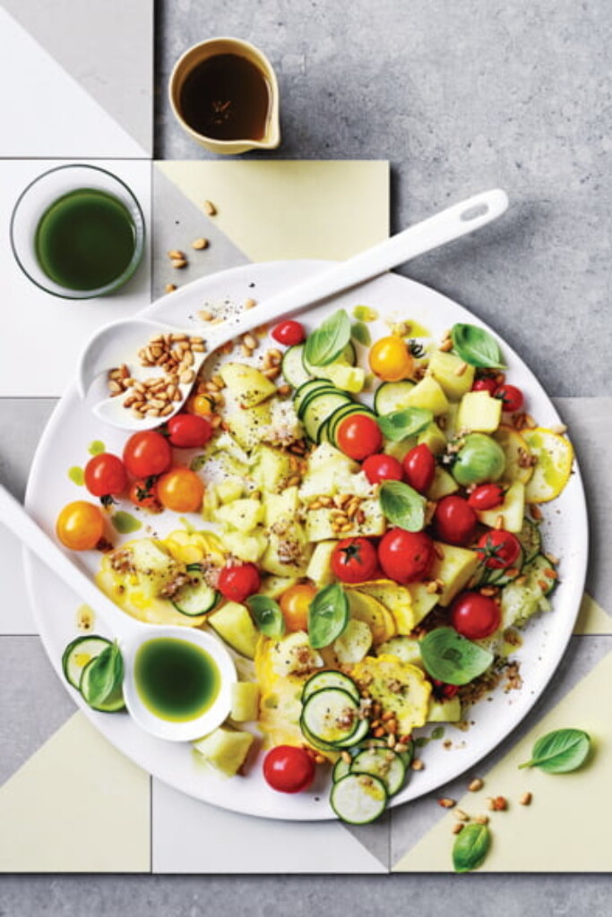 aardappelsalade met tomaatjes, courgette en basilicumolie