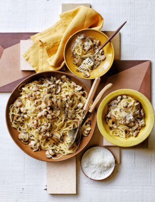 spaghetti met kipgehakt, champignons en parmezaan