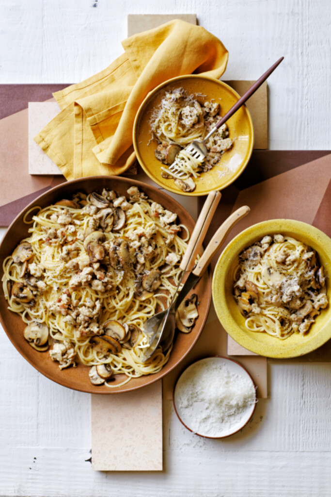 spaghetti met kipgehakt, champignons en parmezaan