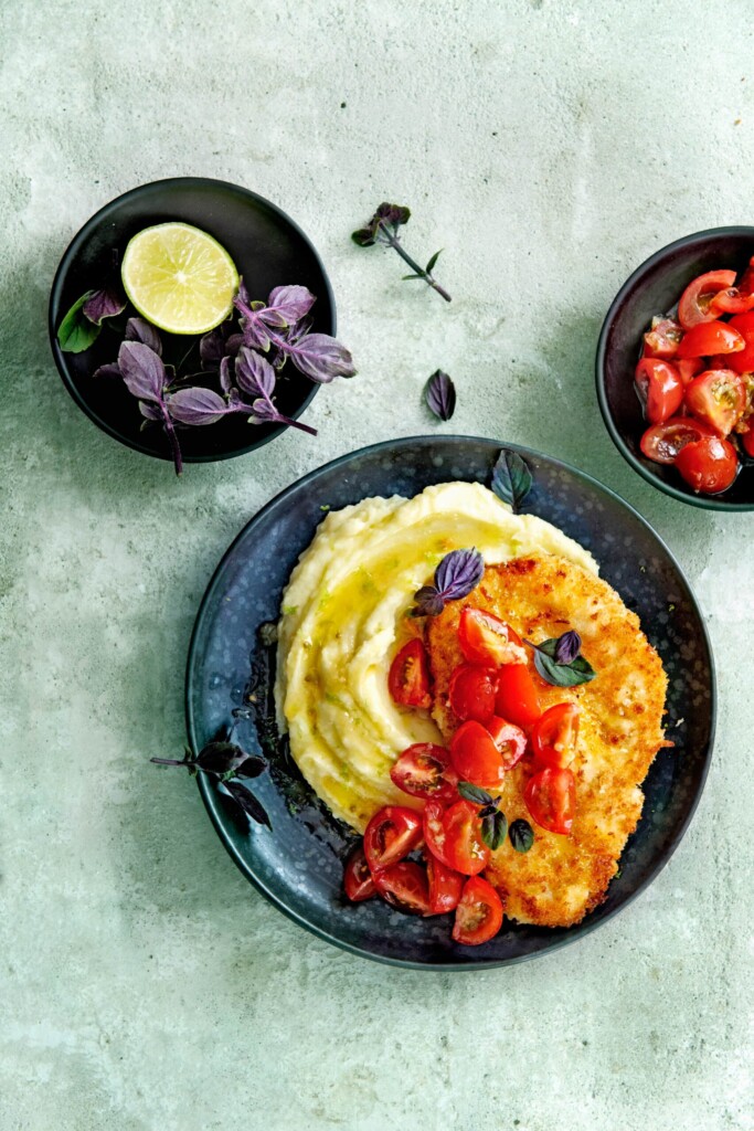 krokante kipschnitzel met gembertomaatjes