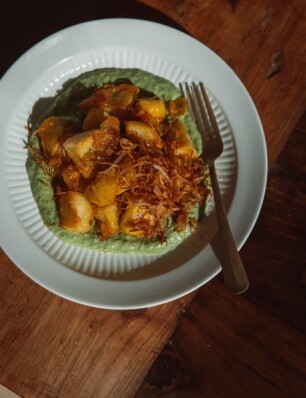 tofucrème met gebakken aardappels en sjalottencrispies uit SOLO van Emma de Thouars