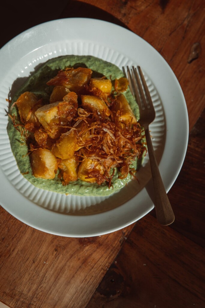 tofucrème met gebakken aardappels en sjalottencrispies uit SOLO van Emma de Thouars