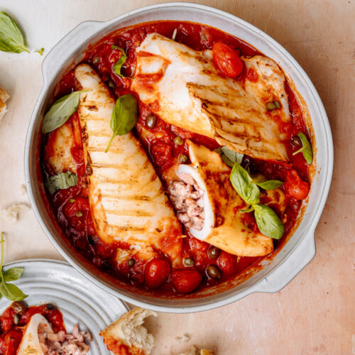 Hollandse nieuwe met geitenkaas en garnalen gevulde pijlinktvis