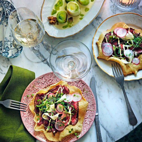 pappadums met beef tataki