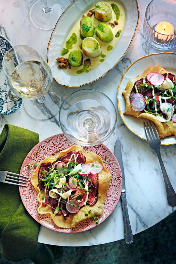 pappadums met beef tataki