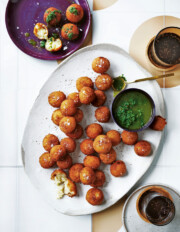 de bal is rond: net als deze snacks voor een avondje WK voetbal