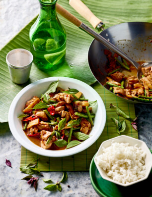 pittige Thaise roerbak met vega kip & basilicum