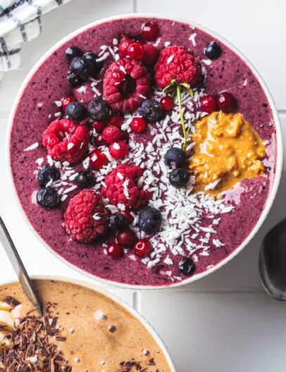 açai bowl met blauwe bessen, frambozen en pindakaas