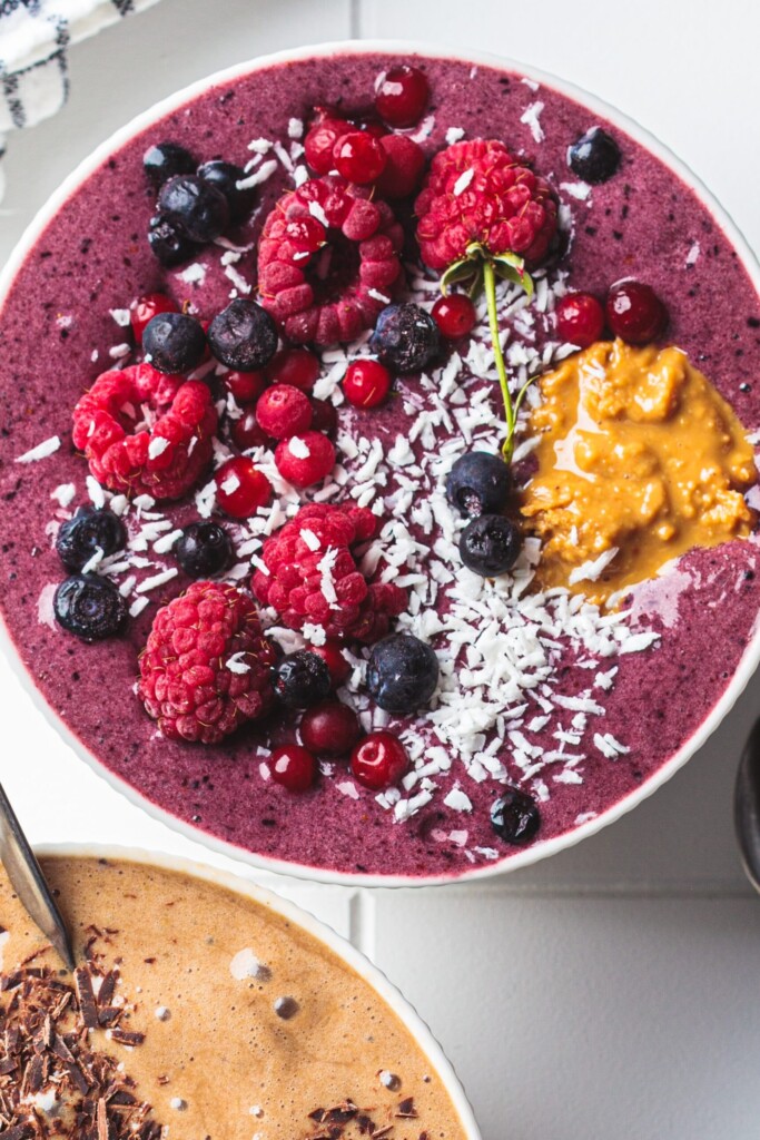 açai bowl met blauwe bessen, frambozen en pindakaas