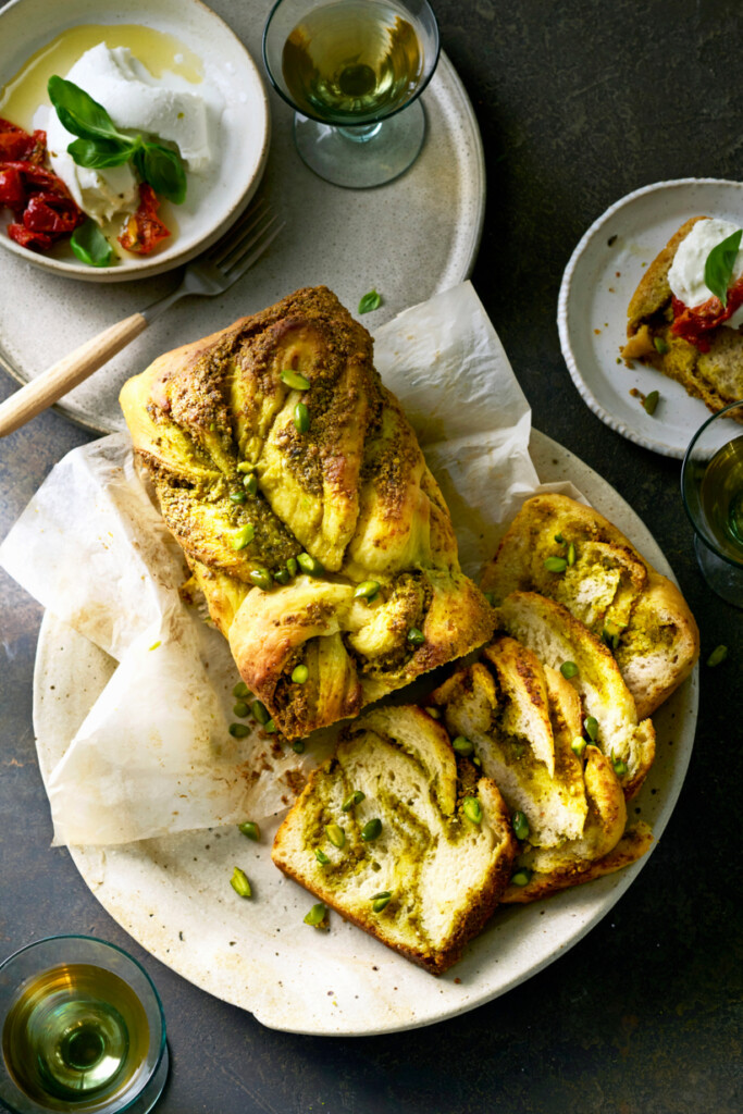 hartige babka met pistachepesto van Rutger Bakt