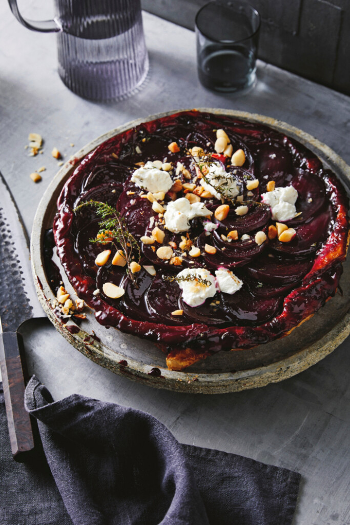 bieten-tarte tatin met geitenkaas en macadamianoten