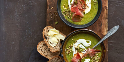 broccoli-knolselderijsoep met whipped geitenkaas & zadencrunch