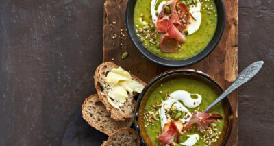 broccoli-knolselderijsoep met whipped geitenkaas & zadencrunch