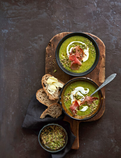 broccoli-knolselderijsoep met whipped geitenkaas & zadencrunch