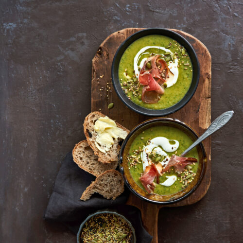 broccoli-knolselderijsoep met whipped geitenkaas & zadencrunch