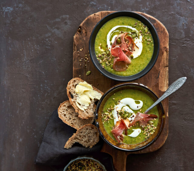 broccoli-knolselderijsoep met whipped geitenkaas & zadencrunch