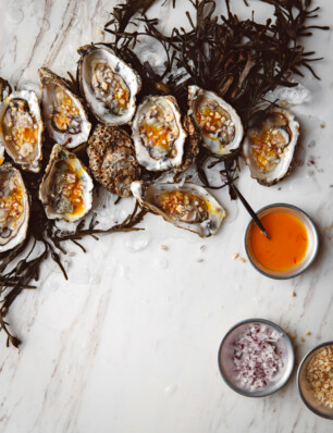 oesters met saffraan-sinaasappeldressing & rode ui