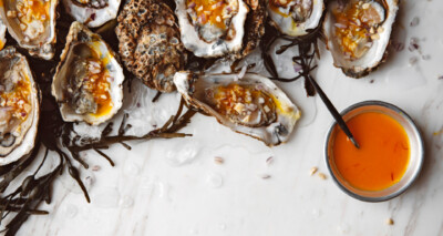 oesters met saffraan-sinaasappeldressing & rode ui