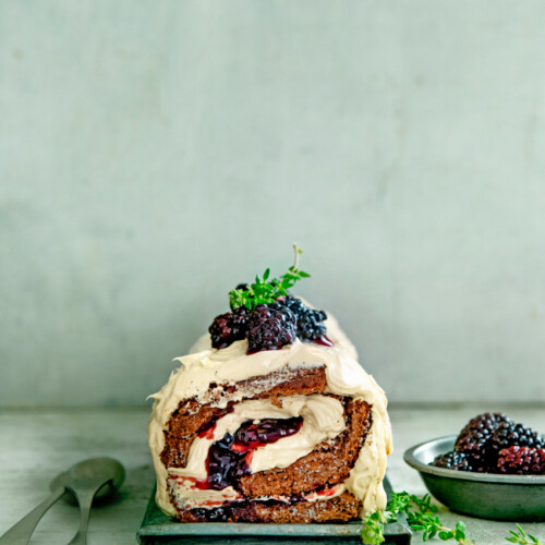 chocoladerollade met espressocrème en tijmbramen