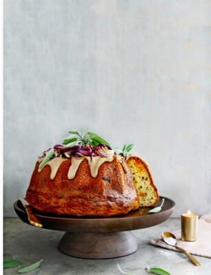 hartige soda-tulband met tahini & gekaramelliseerde uien