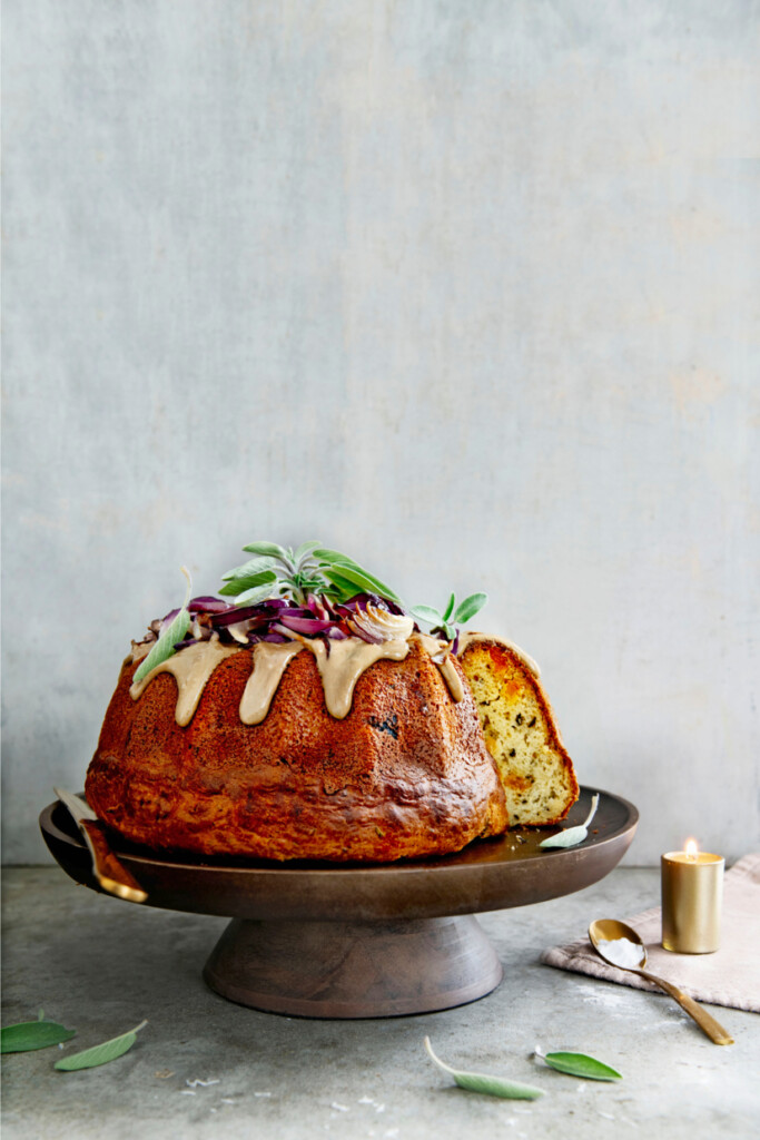 hartige soda-tulband met tahini & gekaramelliseerde uien