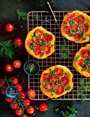 tarte tatin met Honingtomaten, kappertjes en dille