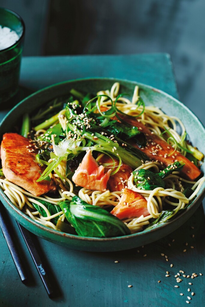 zalm roerbak met peultjes, crispy chili & sesam-noedels