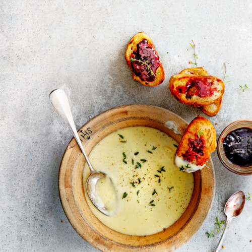 kaassoep & croutons met wijnconfiture