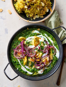 Indiase saag paneer met kruidige gele rijst