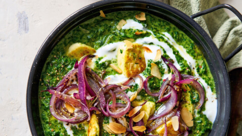 Indiase saag paneer met kruidige gele rijst