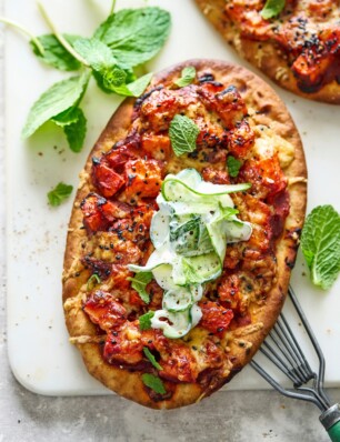 vega butter-naanpizza met zoete aardappel en raita