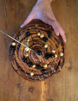 XL cinnamon roll met amarene kersen en hazelnoten