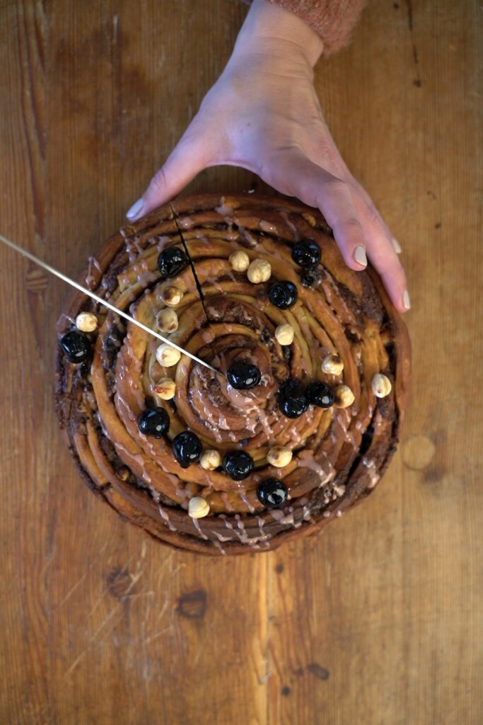 XL cinnamon roll met amarene kersen en hazelnoten