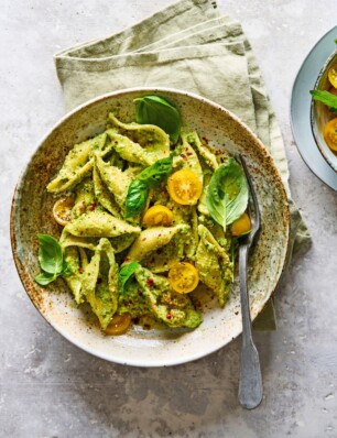 conchiglioni met broccoli-macadamia-pesto en worst