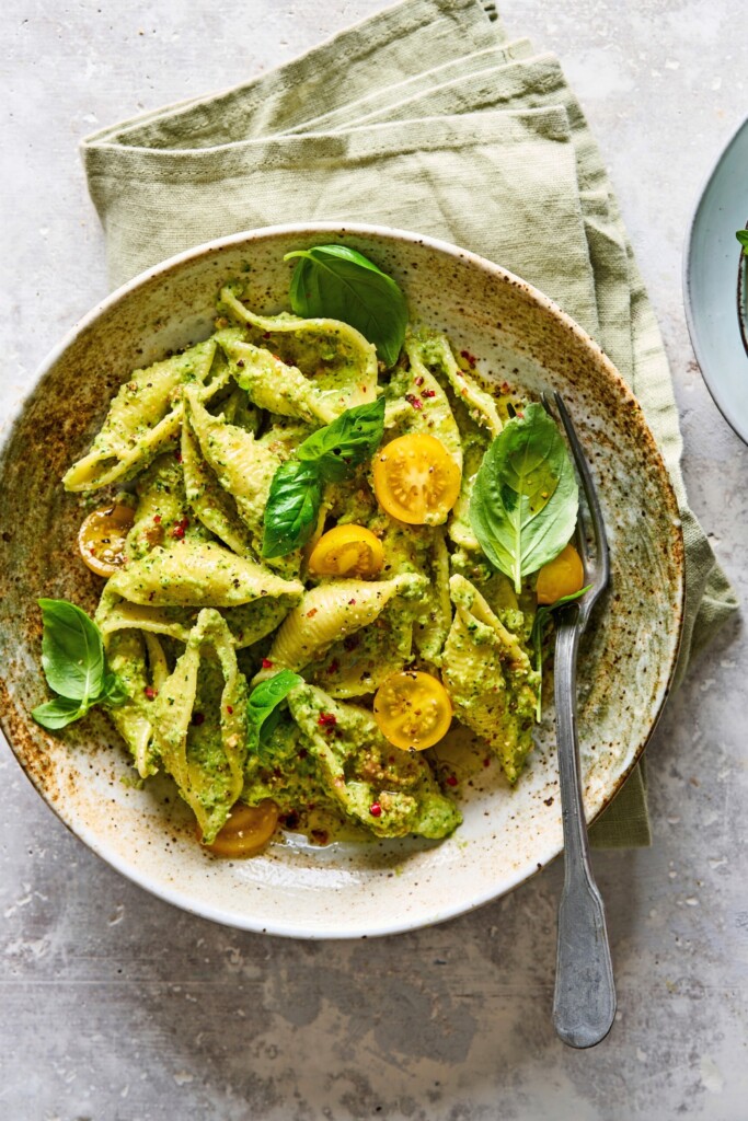 conchiglioni met broccoli-macadamia-pesto en worst