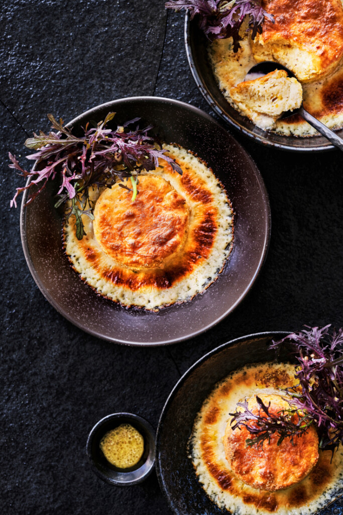 dubbelgebakken kaassoufflé met salade