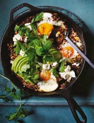 groene shakshuka met linzen, kruiden en feta