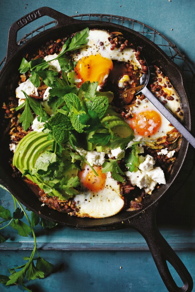 groene shakshuka met linzen, kruiden en feta