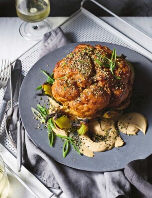 geroosterde hele bloemkool met miso-saus