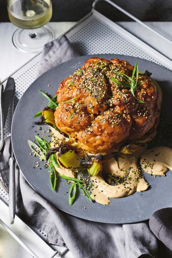 geroosterde hele bloemkool met miso-saus