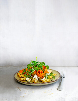 aardappel-wedges met geitenkaas & winterpeen-rucolasalade