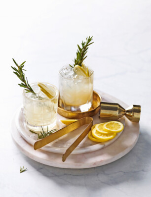 gin fizz met perensap en rozemarijn