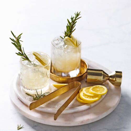 gin fizz met perensap en rozemarijn